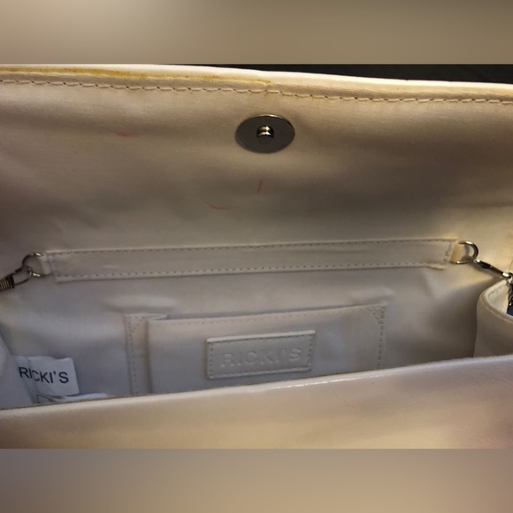 Ricki’s White Clutch with flower detail - Picture 4 of 4